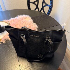 MICHAEL KORS SHOULDER BAG IN EXCELLENT CONDITION BLACK AND LOGO